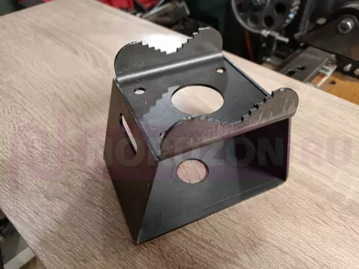 Кронштейн универсальный на трубу 15...51мм для камер с отверстием 32 