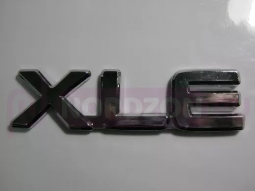Эмблемма пластик в п/э надпись XLE хром 9,5x2,3 см 01353   01353